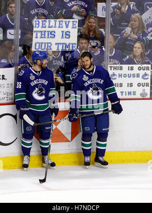 Giugno 15, 2011; Vancouver, BC, Canada; Vancouver Canucks ala destra jannik Hansen (36) parla con defenceman kevin bieksa prima del gioco sette del 2011 finali della Coppa di Stanley contro il Boston Bruins di rogers arena. Foto Stock