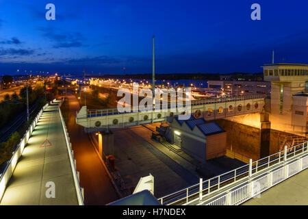 Wien, Vienna: acqua power station Freudenau al Danubio, bloccare la nave di crociera, 02., Wien, Austria Foto Stock