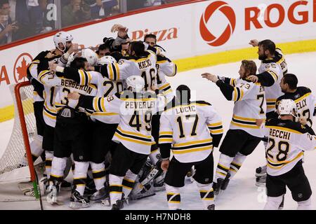 Giugno 15, 2011; Vancouver, BC, Canada; Boston Bruins giocatori festeggiare dopo aver sconfitto il Vancouver Canucks 4-0 nel gioco sette del 2011 Stanley Cup finals di rogers arena. Foto Stock