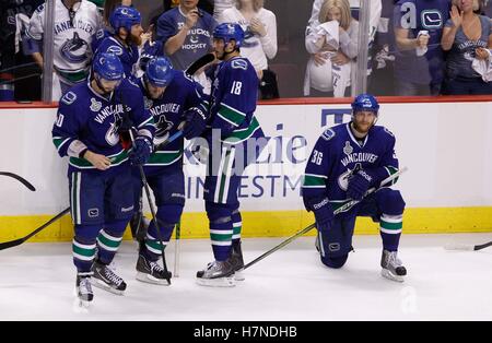 Giugno 15, 2011; Vancouver, BC, Canada; Vancouver Canucks giocatori reagiscono dopo aver perso 4-0 dei Boston Bruins nel gioco sette del 2011 Stanley Cup Finals di Rogers Arena. Foto Stock