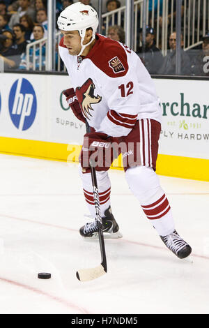 Settembre 24, 2011; San Jose, CA, Stati Uniti d'America; Phoenix Coyote ala sinistra Paul Bissonnette (12) dei pattini con il puck contro gli squali di San Jose durante il primo periodo di HP Pavilion. Foto Stock