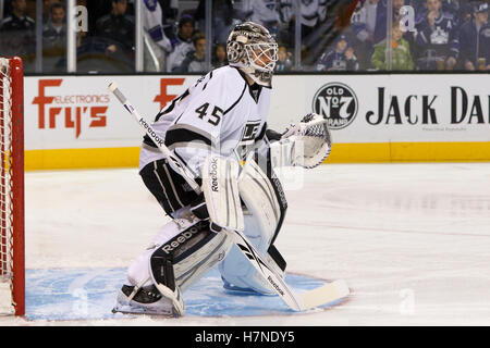 7 novembre 2011; San Jose, CA, Stati Uniti; il portiere dei Los Angeles Kings Jonathan Bernier (45) si scalda prima della partita contro i San Jose Sharks all'HP Pavilion. San Jose ha sconfitto Los Angeles 4-2. Foto Stock
