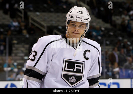 7 novembre 2011; San Jose, CA, USA; Los Angeles Kings, ala destra Dustin Brown (23) si riscalda prima del gioco contro gli squali di San Jose all'HP Pavilion. Foto Stock