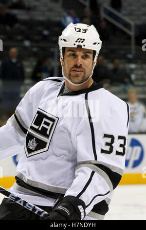 7 novembre 2011; San Jose, CA, Stati Uniti; il difensore dei Los Angeles Kings Willie Mitchell (33) si scalda prima della partita contro i San Jose Sharks all'HP Pavilion. San Jose ha sconfitto Los Angeles 4-2. Foto Stock