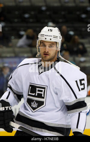 7 novembre 2011; San Jose, CA, Stati Uniti; il centro dei Los Angeles Kings Brad Richardson (15) si scalda prima della partita contro i San Jose Sharks all'HP Pavilion. San Jose ha sconfitto Los Angeles 4-2. Foto Stock