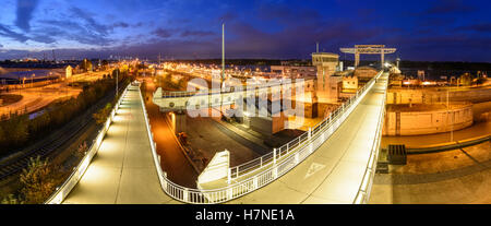 Wien, Vienna: acqua power station Freudenau al Danubio, bloccare la nave di crociera, 02., Wien, Austria Foto Stock