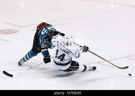 7 nov, 2011; san jose, ca, Stati Uniti d'America; los angeles kings ala destra justin Williams (14) si è buttato giù dal puck da san jose sharks defenceman dan Boyle (22) durante il secondo periodo di hp pavilion. Foto Stock