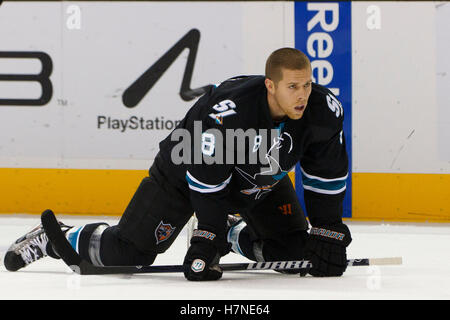 Nov 10, 2011; San Jose, CA, Stati Uniti d'America; San Jose Sharks center Joe Pavelski (8) si riscalda prima della partita contro il Minnesota Wild in HP Pavilion. Foto Stock