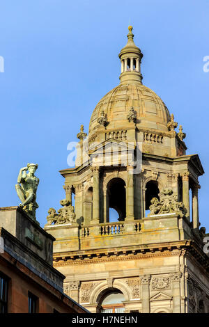 Dettaglio di Glasgow City Chambers con la statua del dio romano 'merury' da un edificio nelle vicinanze Foto Stock