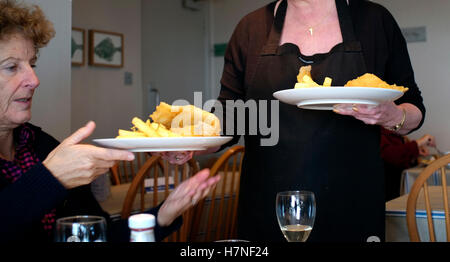 Un piatto di pesce e patatine è servita per un cliente in un ristorante di pesce, in Hastings, Gran Bretagna il 6 novembre 2016.. © Giovanni Voos Foto Stock