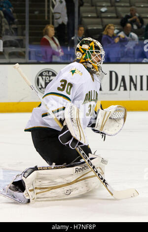 8 dicembre, 2011; San Jose, CA, Stati Uniti d'America; Dallas Stars goalie Andrew Raycroft (30) si riscalda prima della partita contro gli squali di San Jose a HP Pavilion. Foto Stock