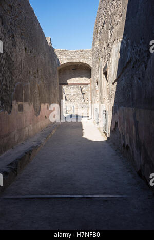 Strada stretta in antiche città di Pompei, distrutto durante una catastrofica eruzione del Vulcano Monte Vesuvio nel 79 d.c. Foto Stock