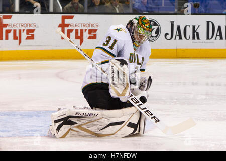 8 dicembre 2011; San Jose, CA, USA; Dallas Stars goalie Richard Bachman (31) fa un risparmio contro gli squali di San Jose durante il terzo periodo all'HP Pavilion. San Jose sconfisse Dallas 5-2. Foto Stock