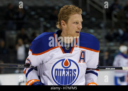 Dic 17, 2011; San Jose, CA, Stati Uniti d'America; lubrificatori de Edmonton center Ryan Nugent-Hopkins (93) si riscalda prima della partita contro gli squali di San Jose a HP Pavilion. Foto Stock
