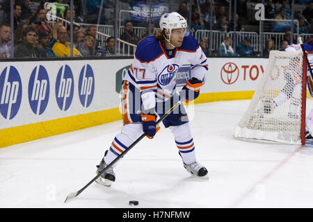 17 dicembre 2011; San Jose, CA, USA; il difensore di Edmonton Oilers Tom Gilbert (77) pattina con il puck contro gli squali di San Jose durante il primo periodo al Padiglione di HP. Foto Stock
