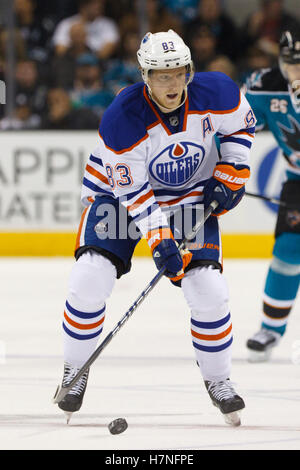 Dic 17, 2011; San Jose, CA, Stati Uniti d'America; lubrificatori de Edmonton ala destra Ales Hemsky (83) dei pattini con il puck contro gli squali di San Jose durante il secondo periodo di HP Pavilion. Foto Stock