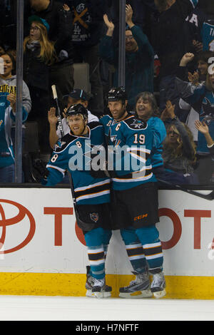 Dic 17, 2011; san jose, ca, Stati Uniti d'America; san jose sharks center joe thornton (19) è congratulato da center joe pavelski (8) Dopo un goal contro i lubrificatori de Edmonton durante il secondo periodo di hp pavilion. san jose sconfitto edmonton 3-2. Foto Stock