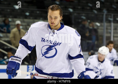 Dic 21, 2011; San Jose, CA, Stati Uniti d'America; Tampa Bay Lightning defenceman Victor Hedman (77) si riscalda prima della partita contro gli squali di San Jose a HP Pavilion. San Jose sconfitto Tampa Bay 7-2. Foto Stock