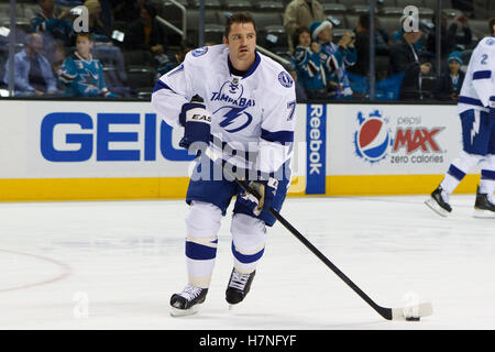 Dic 21, 2011; San Jose, CA, Stati Uniti d'America; Tampa Bay Lightning defenceman Victor Hedman (77) si riscalda prima della partita contro gli squali di San Jose a HP Pavilion. San Jose sconfitto Tampa Bay 7-2. Foto Stock