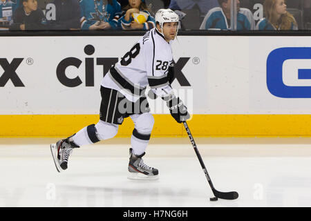 Dic 23, 2011; San Jose, CA, Stati Uniti d'America; Los Angeles Kings center Jarret Stoll (28) si riscalda prima della partita contro gli squali di San Jose a HP Pavilion. San Jose sconfitto Los Angeles 2-1 in sparatorie. Foto Stock