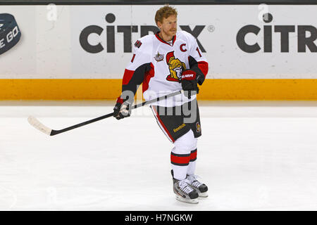 Jan 19, 2012; San Jose, CA, Stati Uniti d'America; Senatori di Ottawa ala destra Daniel Alfredsson (11) si riscalda prima della partita contro gli squali di San Jose a HP Pavilion. Foto Stock