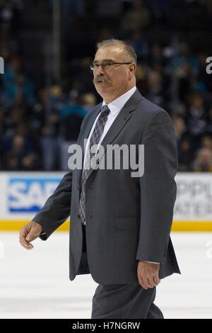 19 gennaio 2012; San Jose, CA, USA; il capo allenatore dei senatori di Ottawa Paul MacLean cammina attraverso il ghiaccio fino all'armadietto dopo il secondo periodo contro gli squali di San Jose all'HP Pavilion. Foto Stock