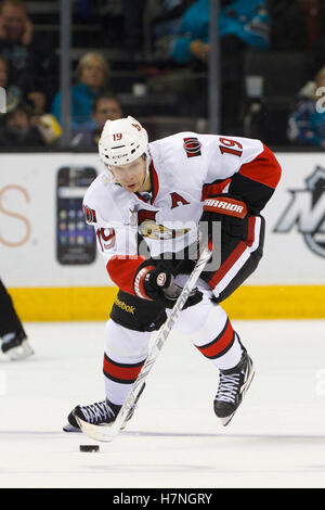 Jan 19, 2012; San Jose, CA, Stati Uniti d'America; Senatori di Ottawa centro Jason Spezza (19) dei pattini con il puck contro gli squali di San Jose durante il secondo periodo di HP Pavilion. Foto Stock