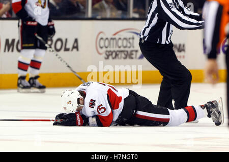 Jan 19, 2012; San Jose, CA, Stati Uniti d'America; Senatori di Ottawa ala sinistra Zack Smith (15) è battuto per il ghiaccio contro gli squali di San Jose durante il secondo periodo di HP Pavilion. Foto Stock