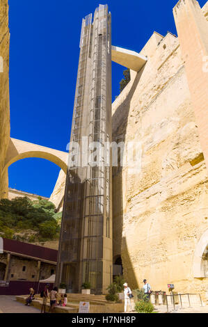 La Valletta, murata città capitale porto di Malta. Il sollevamento Barrakka dal lungomare alla tomaia Barraka Gardens. Foto Stock