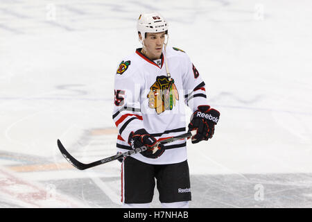 Feb 10, 2012; San Jose, CA, Stati Uniti d'America; Chicago Blackhawks center Andrew Shaw (65) si riscalda prima della partita contro gli squali di San Jose a HP Pavilion. San Jose sconfitto Chicago 5-3. Foto Stock