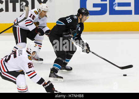 10 febbraio 2012; San Jose, CA, Stati Uniti; i San Jose Sharks, l'ala sinistra Patrick Marleau (12), pattina con il puck oltre i Chicago Blackhawks, l'ala sinistra Andrew Brunette (15) durante il primo periodo all'HP Pavilion. Foto Stock