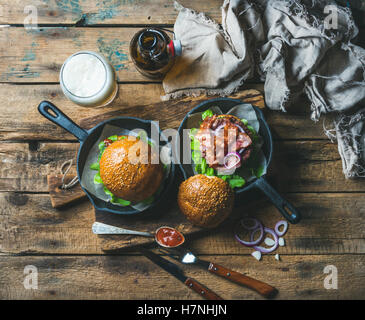 In casa hamburger di manzo con pancetta croccante, lattuga e anelli di cipolla Foto Stock