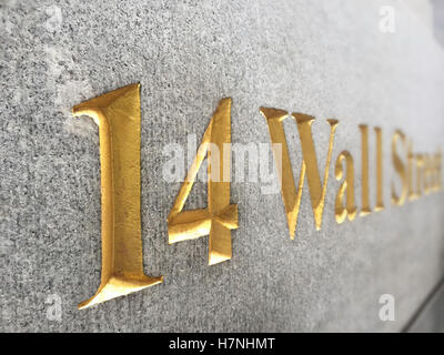 Oro incisa scritte marcatura 14 Wall Street, il quartiere finanziario, NYC Foto Stock