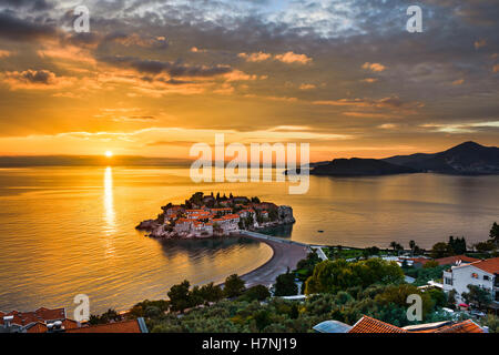 Tramonto al Sveti Stefan isola nel mare Adriatico, Montenegro Foto Stock