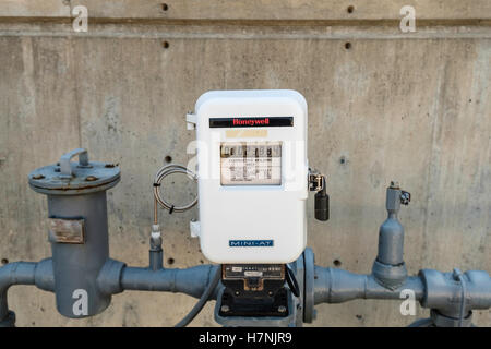 Un naturale misuratore di gas per un privato di linea di gas dietro un ospedale nella città di Oklahoma, Oklahoma, Stati Uniti d'America. Foto Stock