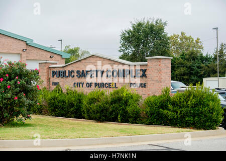 Un monumento segno della città di Purcell Oklahoma, Stati Uniti d'America Pubblica Sicurezza alloggiamento complesso fuoco e forze di polizia. Foto Stock