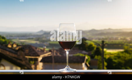 Bicchiere di vino isolato che si affaccia in Piemonte, Italia vigneti Foto Stock