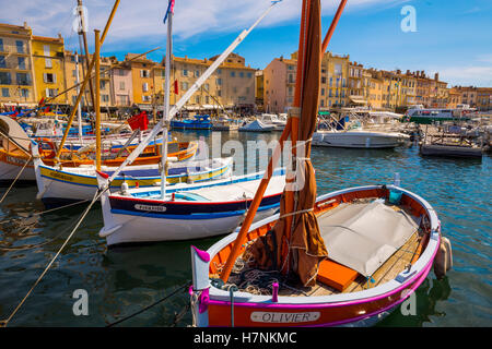 Barche da pesca al porto dei pescatori di Marina, Porto Vecchio. Villaggio di Saint Tropez. Var reparto, Provence Alpes Côte d'Azur. Francese Foto Stock