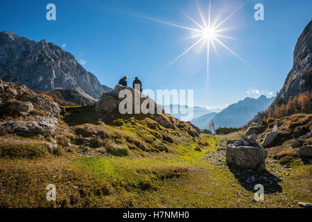 Coppia di turisti che si siedono sulla roccia in Alpi slovene Foto Stock