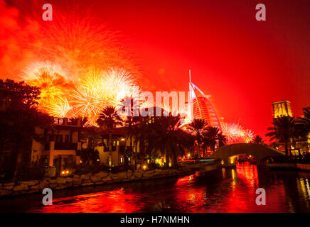 Nuovo anno a Dubai. Vista resort hotel Burj al Arab da hhotel Madinat Resort Foto Stock