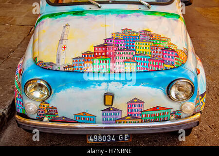 Fiat 500, attrazione turistica, vettura dipinta con immagini della città. Genova. Mare Mediterraneo. Liguria, Italia Europa Foto Stock