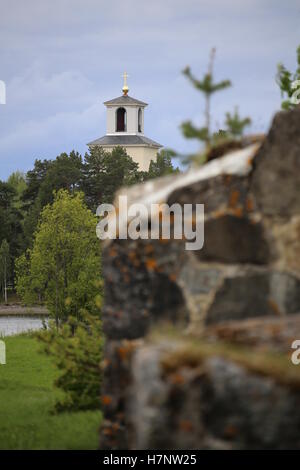 Chiesa sfocati rovina e la nuova chiesa di Sunne nella contea di Jamtland, Svezia. Foto Stock