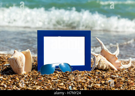 Photo frame sulla spiaggia, fotografia sulla spiaggia, mare, conchiglie, vacanza in spiaggia, spiaggia di ciottoli, immagine, frame, spiaggia, foto, sun Foto Stock