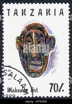 TANZANIA - circa 1992: un timbro stampato in Tanzania dedicato all arte makonde, mostra volto scolpito, circa 1992 Foto Stock