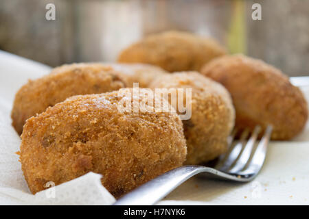 Home fatte fritte arancine siciliane o palle di riso Foto Stock