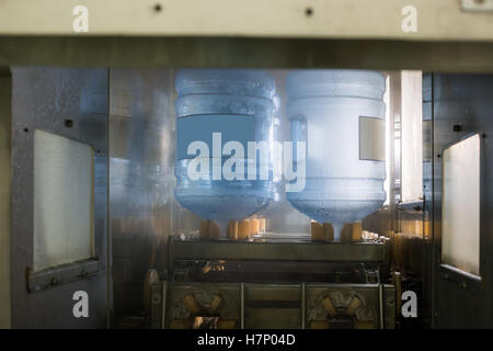 Grandi bottiglie sul nastro trasportatore. Foto Stock
