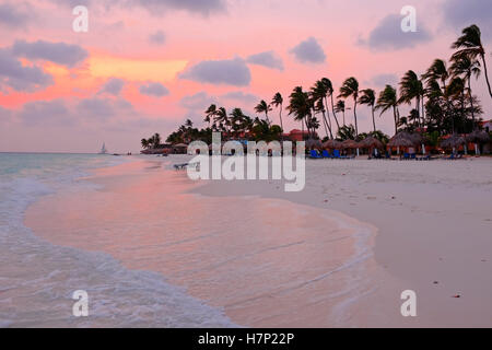 Bel tramonto a Manchebo beach sull'isola di Aruba Foto Stock