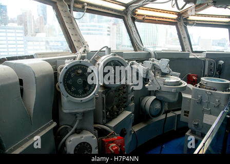 Manhattan attraverso le finestre del USS Intrepid's bridge, WW2 portaerei nave museo sul fiume Hudson Foto Stock