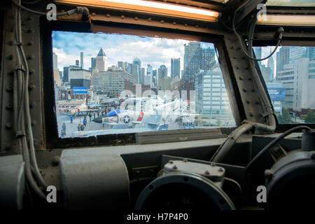 Manhattan attraverso le finestre del USS Intrepid's bridge, WW2 portaerei nave museo sul fiume Hudson Foto Stock