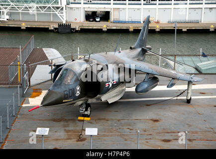 Harrier Jump Jet sul ponte della USS Intrepid Museo dell'aria e dello spazio